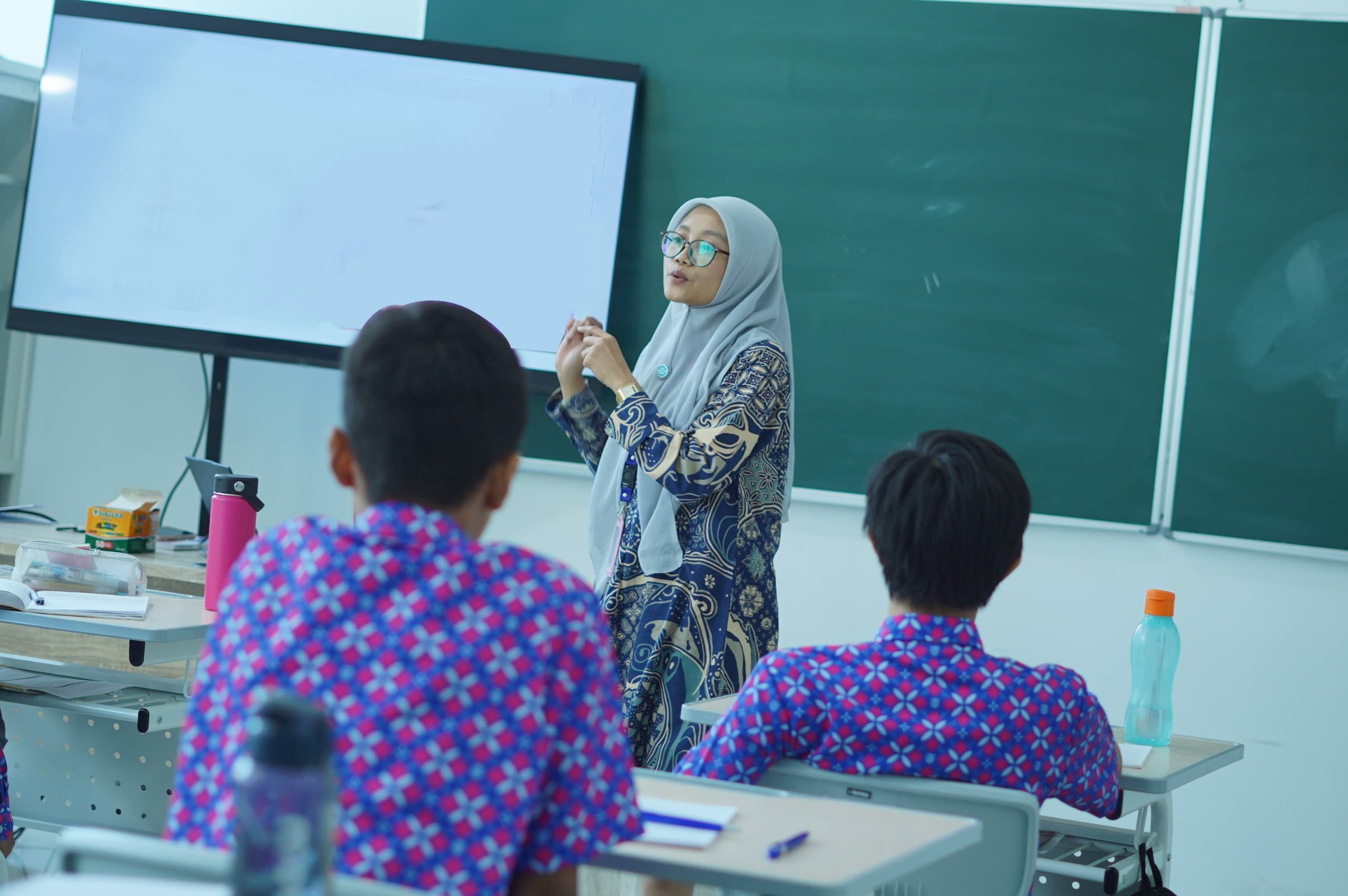 A Kreativa teacher leading a classroom lesson